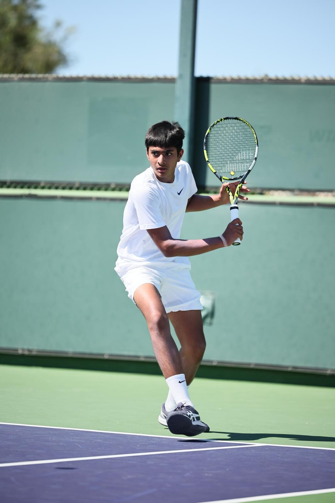 Tier 1 athlete loading for a backhand in match play